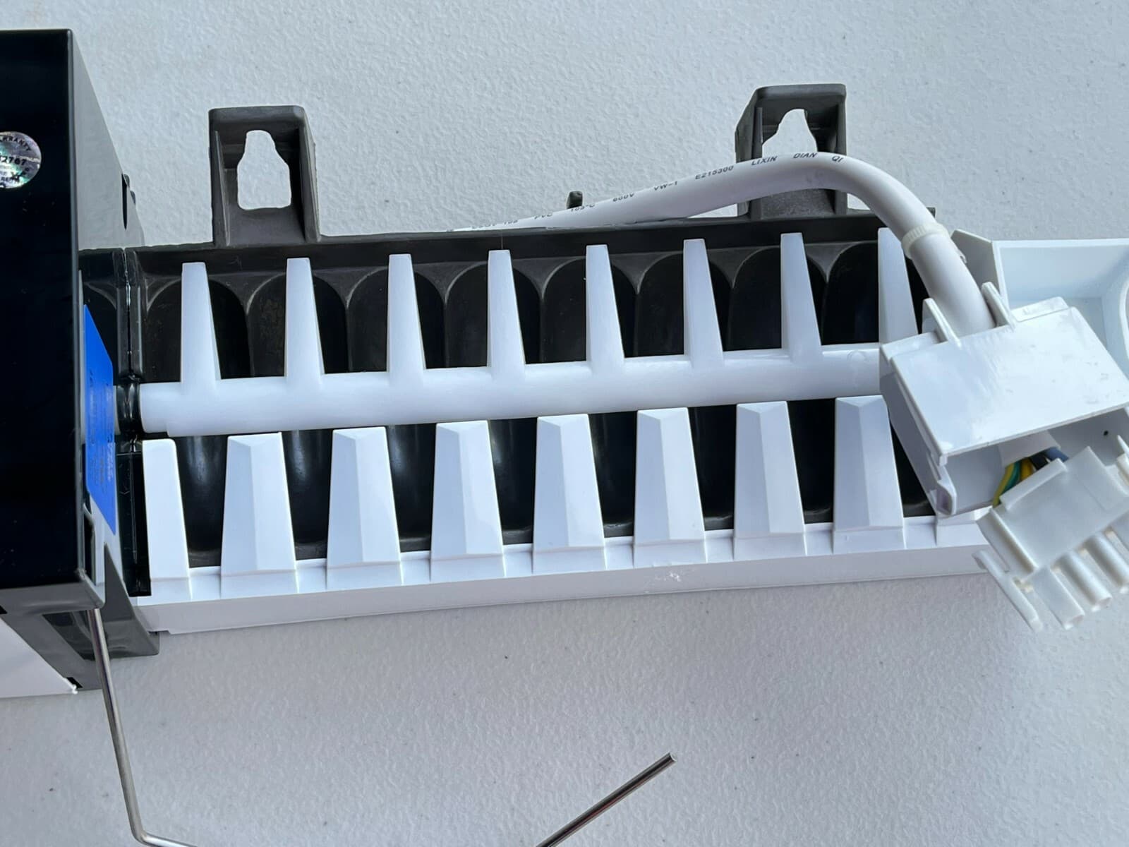 Genuine OEM Frigidaire Refrigerator  Ice Maker Assembly 5303918277 — thumbnail 2